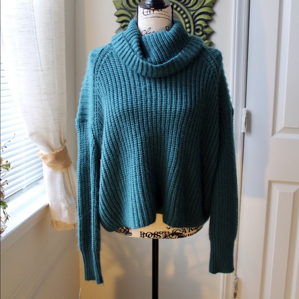 🍯🍯Turquoise chunky knit cowl neck sweater